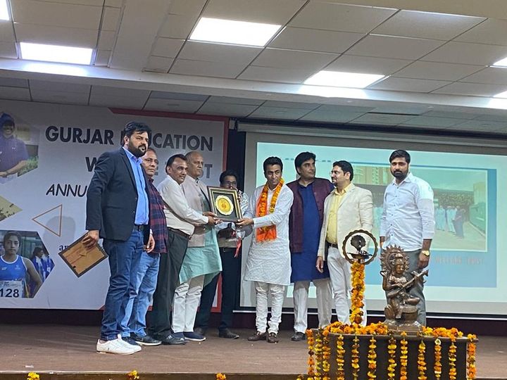 Close up of two flowers on a dark background.